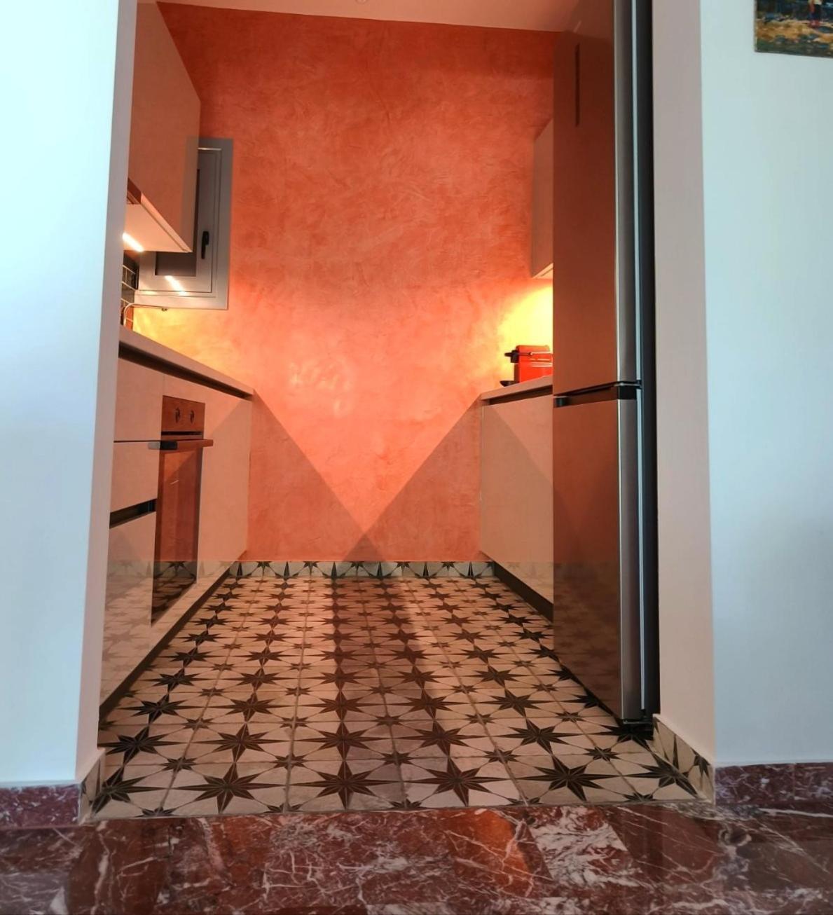 Stylish Artistic Flat With View, Three Min To Metro