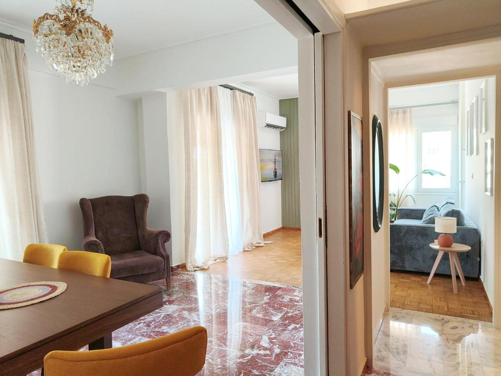 Apartment Stylish Artistic Flat With View, Three Min To Metro *