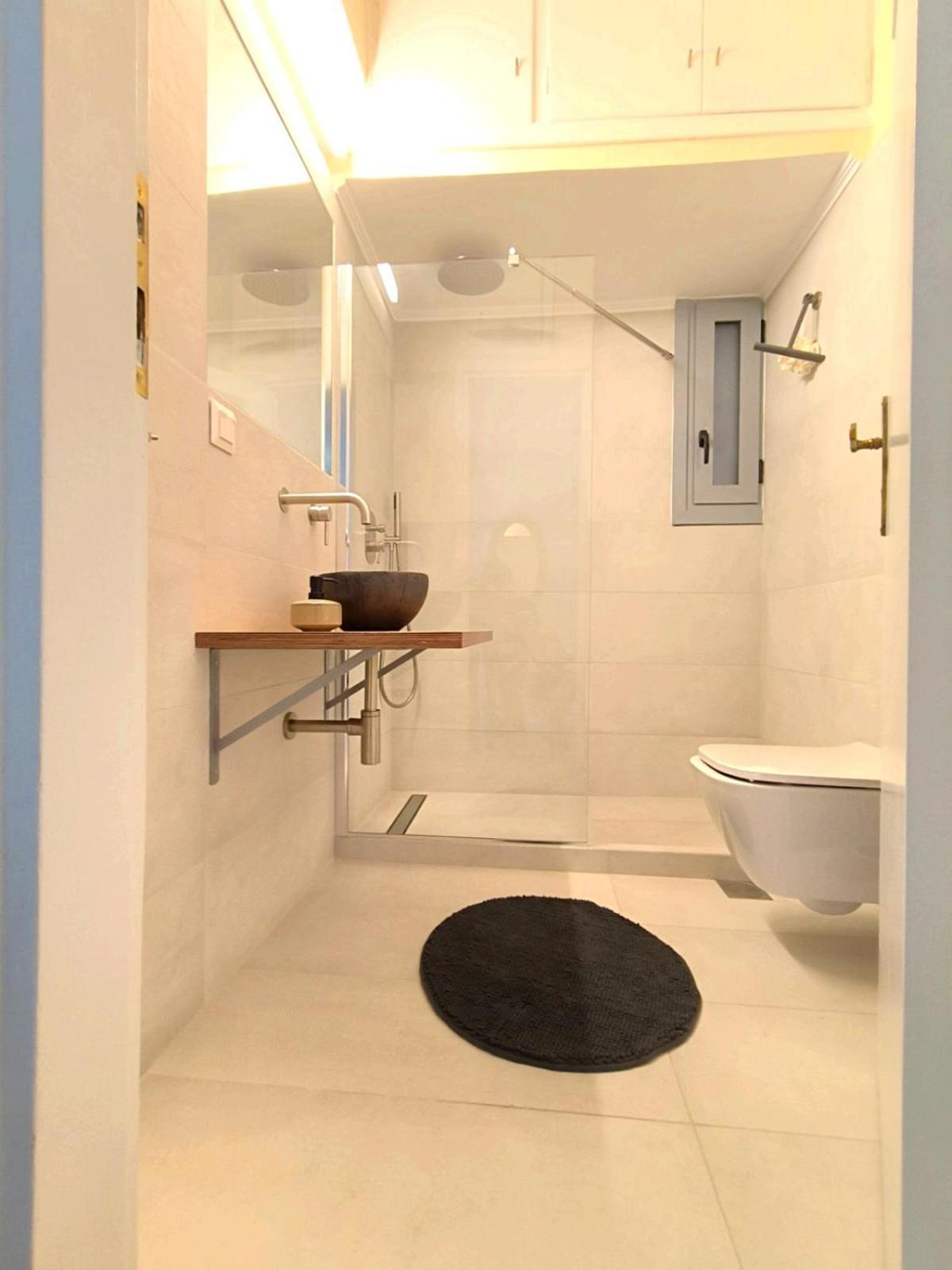 Stylish Artistic Flat With View, Three Min To Metro