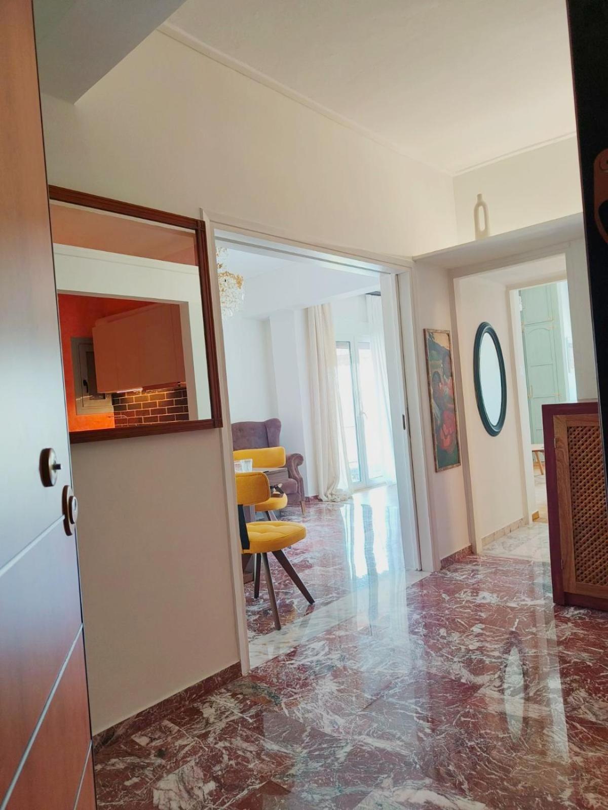 Stylish Artistic Flat With View, Three Min To Metro Apartment *
