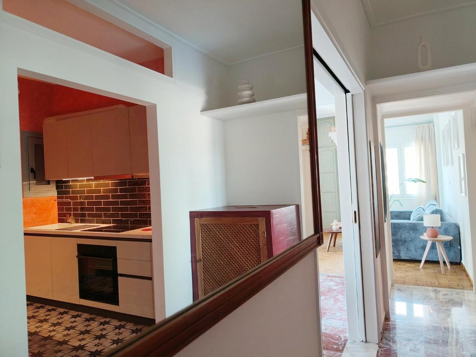 Stylish Artistic Flat With View, Three Min To Metro * Athens
