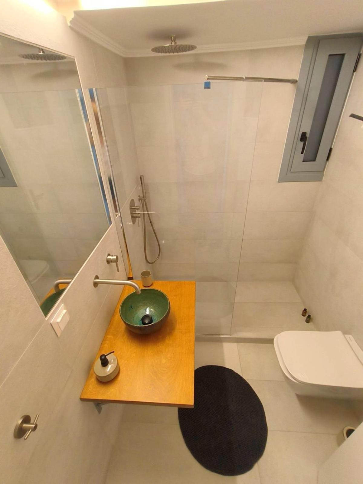 Stylish Artistic Flat With View, Three Min To Metro Apartment