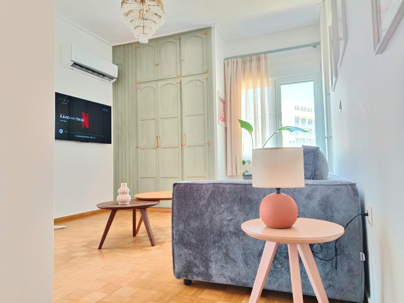 Stylish Artistic Flat With View, Three Min To Metro Athens